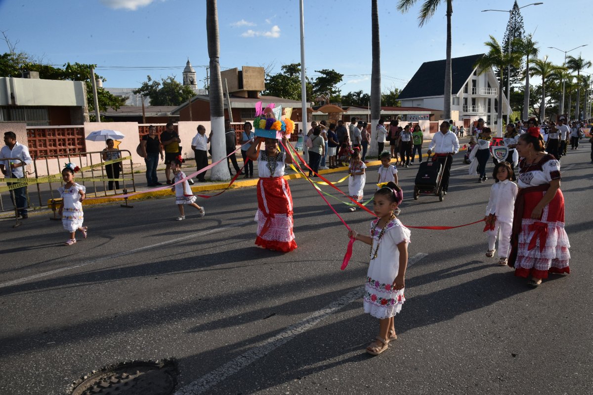 MÁS DE CUATRO MIL PERSONAS DESFILAN CON ORGULLO PARA CELEBRAR A CAMPECHE