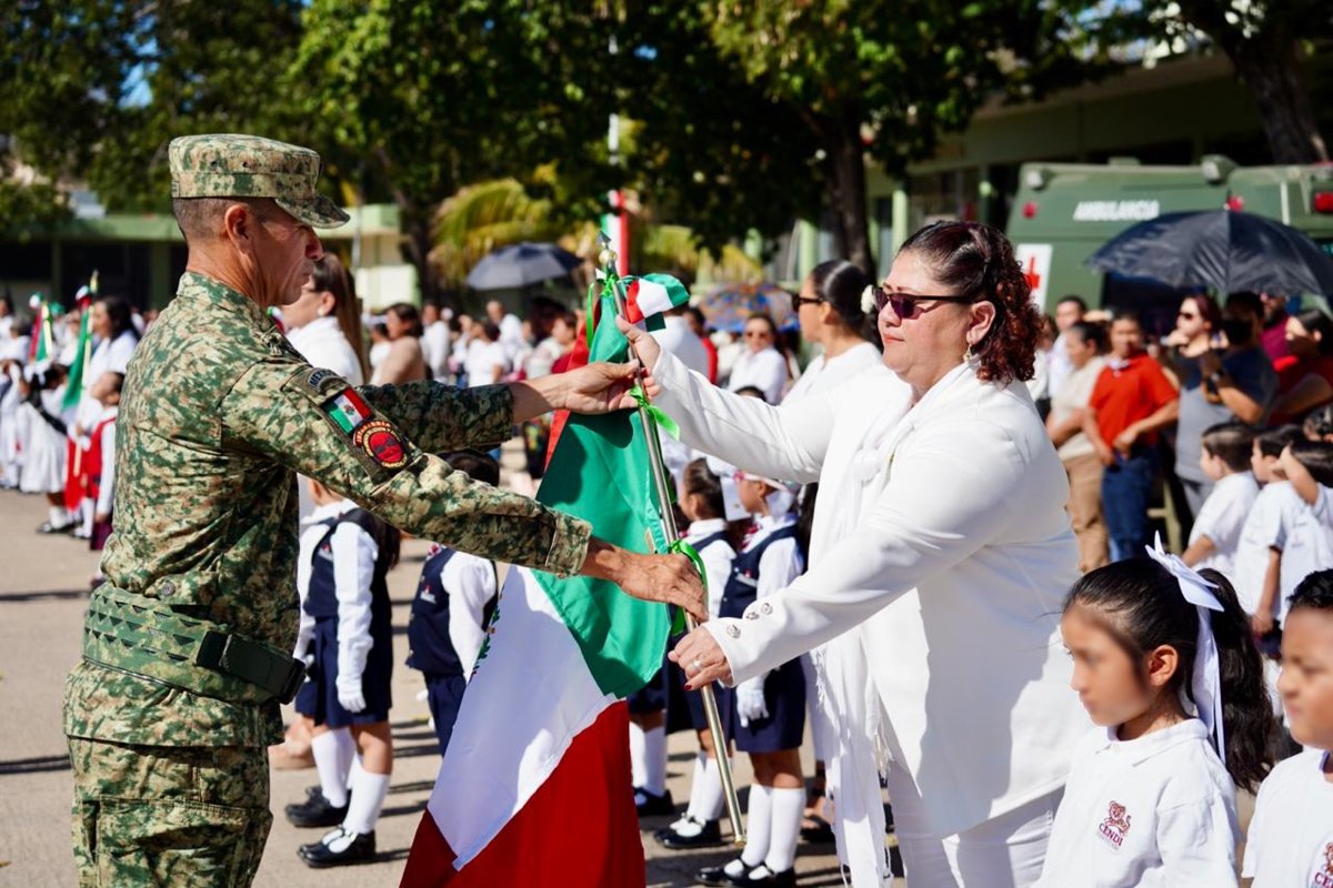 SE LLEVÓ A CABO SOLEMNE CEREMONIA CÍVICA DE INCINERACIÓN DE LÁBAROS PATRIOS Y ABANDERAMIENTO DE ESCOLTAS
