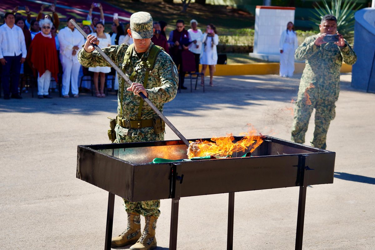 SE LLEVÓ A CABO SOLEMNE CEREMONIA CÍVICA DE INCINERACIÓN DE LÁBAROS PATRIOS Y ABANDERAMIENTO DE ESCOLTAS