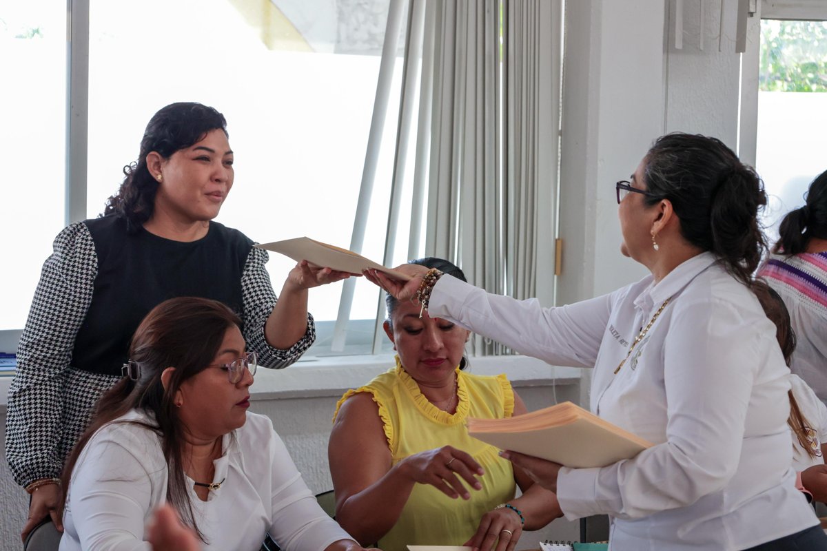 CAPACITAN A PROFESIONISTAS DE LOS CENTROS LIBRE EN INTERVENCIÓN PSICOLÓGICA Y DE TRABAJO SOCIAL