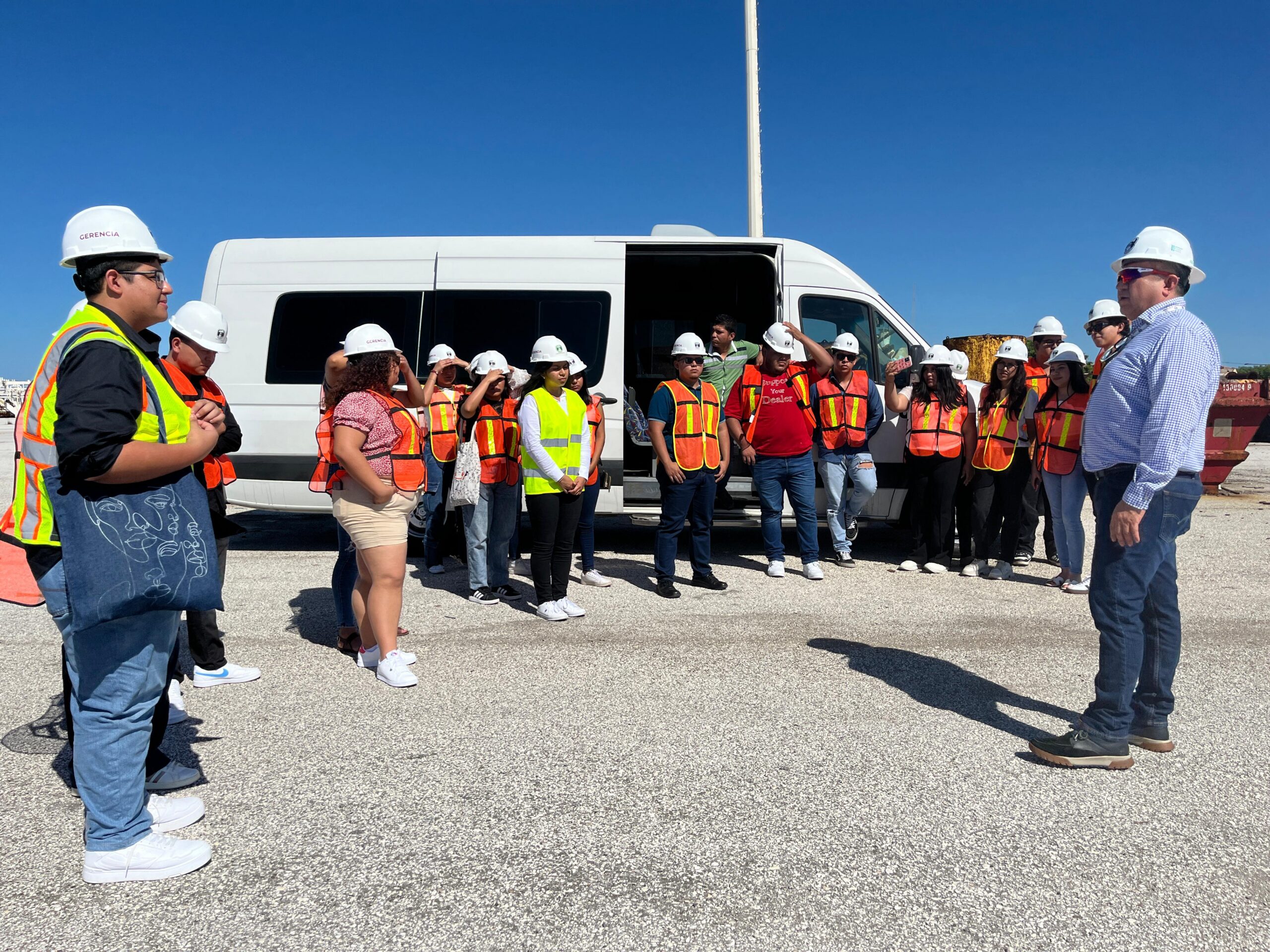 ESTUDIANTES DE LA UNIVERSIDAD POPULAR DE LA CHONTALPA VISITAN EL PUERTO ISLA DEL CARMEN