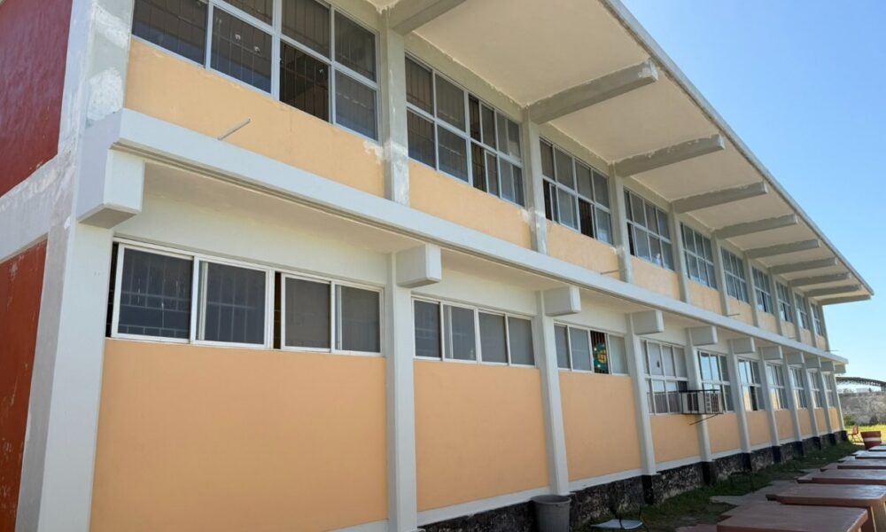 SE LLEVAN A CABO REPARACIONES EN LA ESCUELA PRIMARIA MARÍA DEL CARMEN POBLACIONES