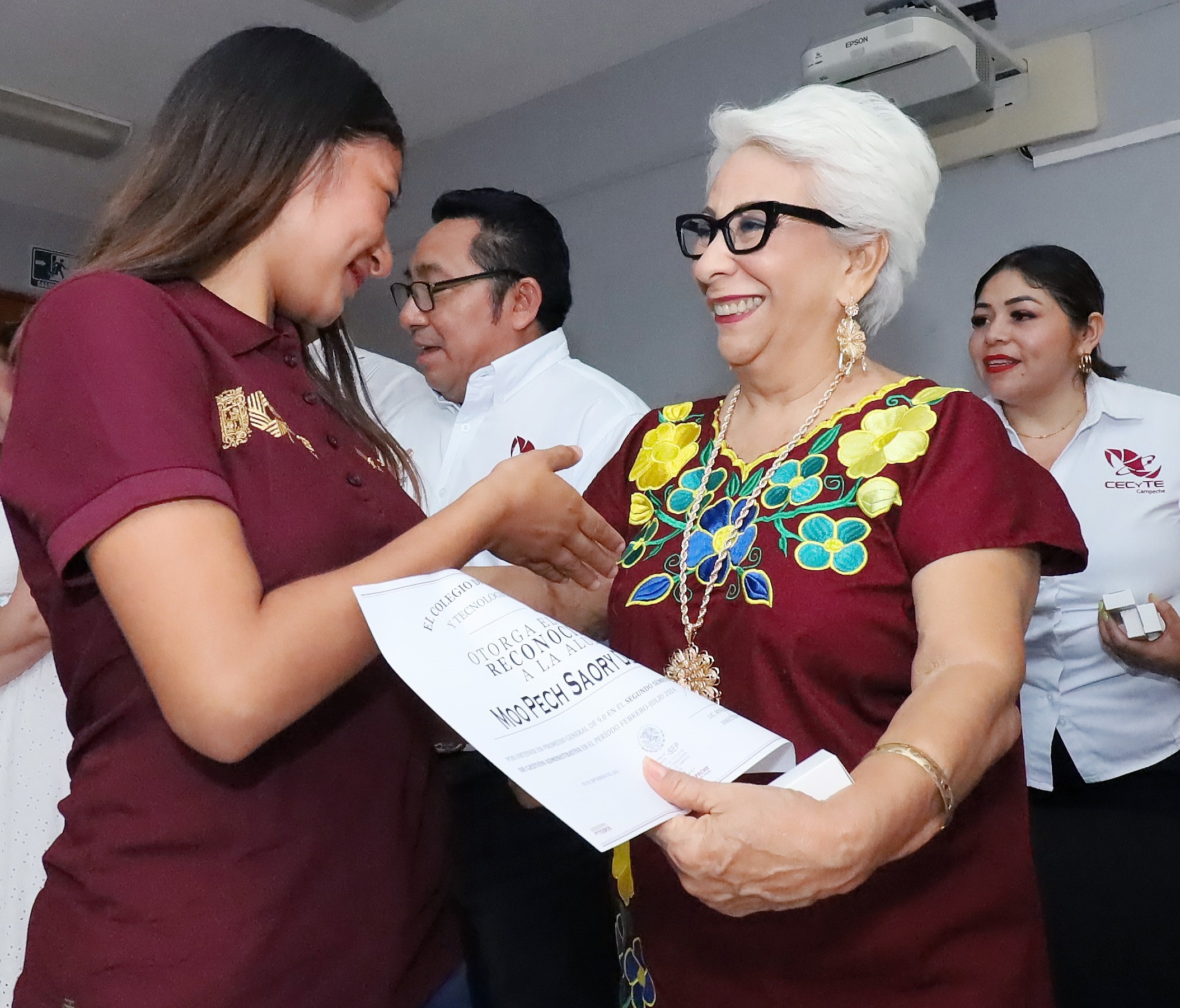 ENTREGA CECyTEC RECONOCIMIENTOS A ESTUDIANTES CON MEJORES PROMEDIOS DEL PLANTEL POMUCH