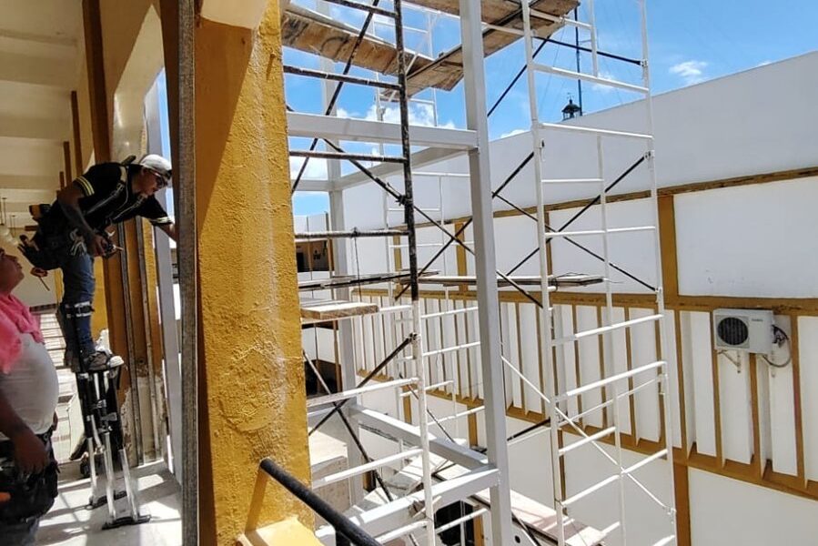 CONTINUA CON LOS TRABAJOS DE ADECUACIÓN DEL ESPACIO PARA LA COLOCACIÓN DEL ELEVADOR
