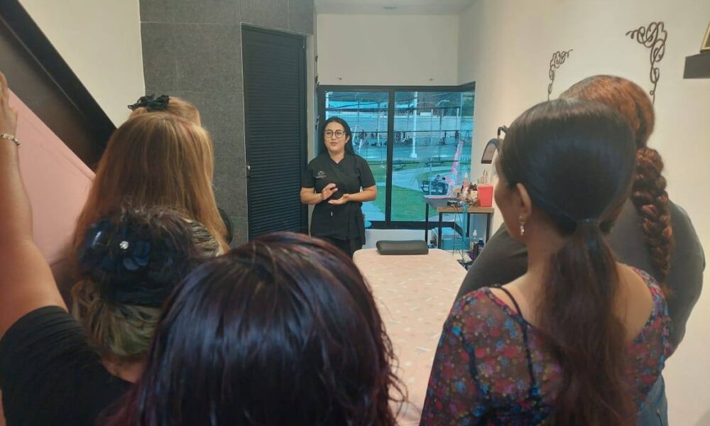 VISITA ESCOLAR DEL ICAT PLANTEL CHAMPOTÓN: APRENDIZAJE PRÁCTICO Y TEÓRICO EN LA “CLÍNICA DE BELLEZA CHARLOTTE. ”