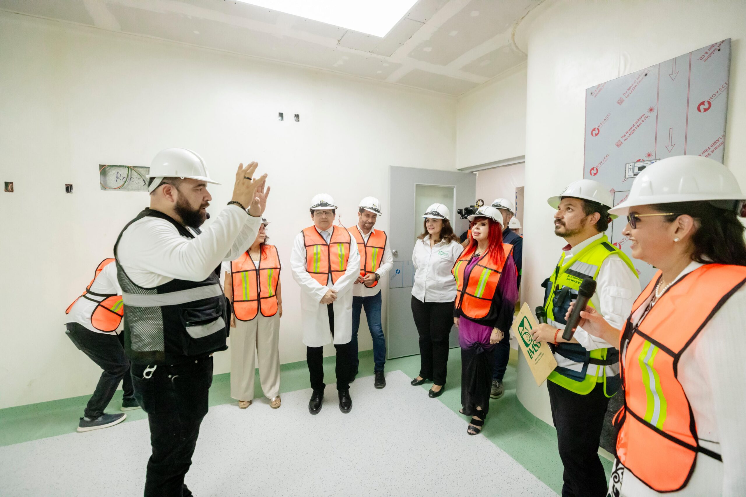 LA GOBERNADORA, LAYDA SANSORES SAN ROMÁN, Y EL DIRECTOR DEL IMSS, ZOÉ ROBLEDO, SUPERVISAN LAS OBRAS DEL HOSPITAL MATERNO-INFANTIL