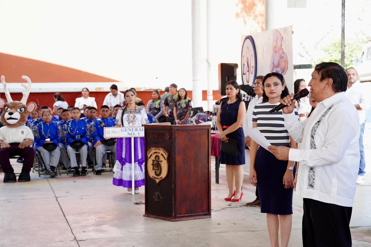 PARTICIPAN ALUMNOS DE SECUNDARIA EN CONCURSO DE BANDAS DE GUERRA