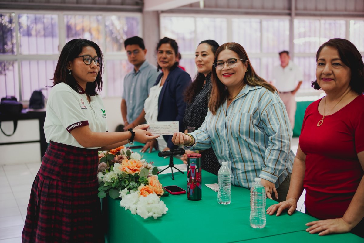 ALUMNOS DESTACADOS DEL PLANTEL CIUDAD DEL CARMEN RECIBEN BECA DE COTEMAR