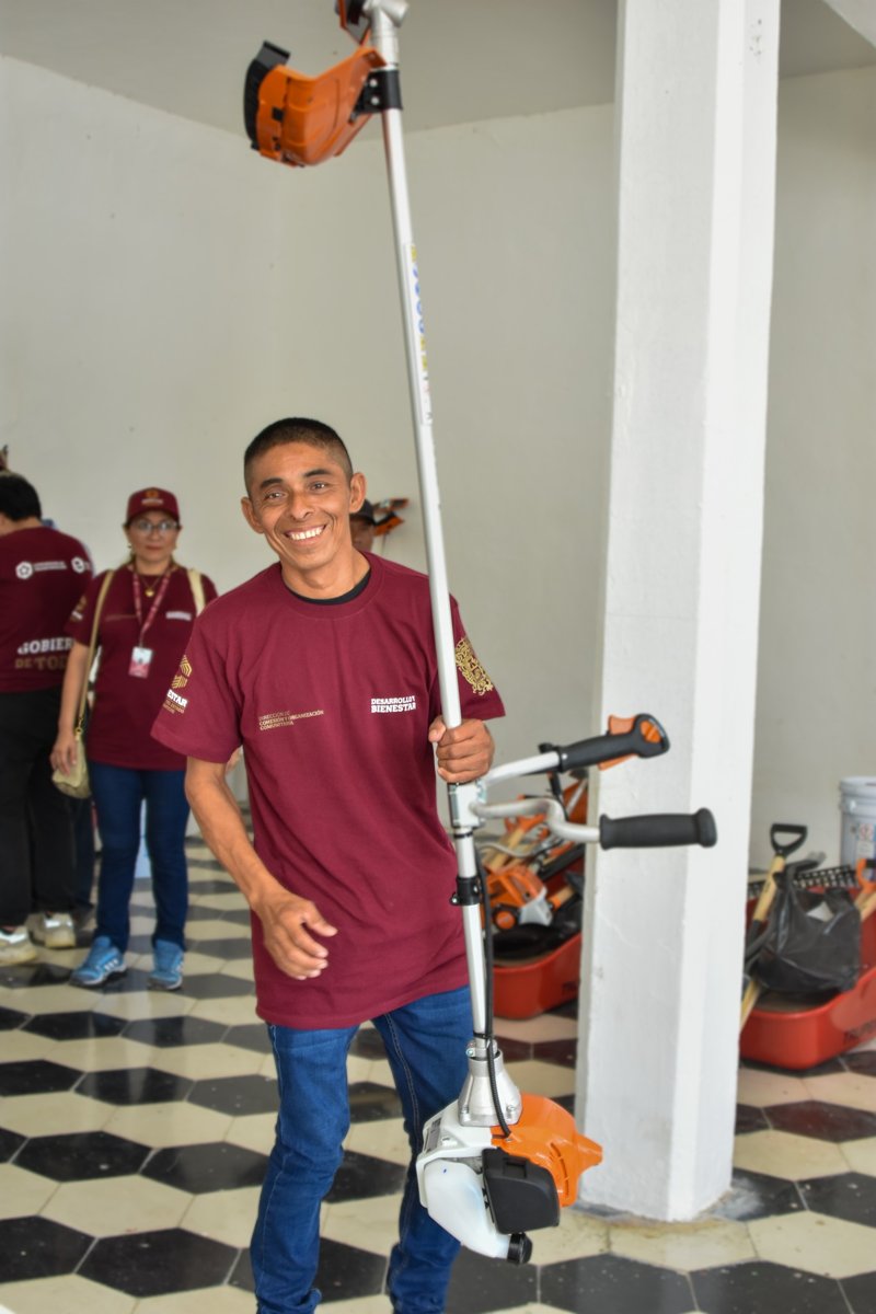 BIENESTAR ENTREGA DE KITS DE LIMPIEZA Y APOYOS PARA REMODELAR ESPACIOS PÚBLICOS EN COMUNIDADES DE HOPELCHÉN