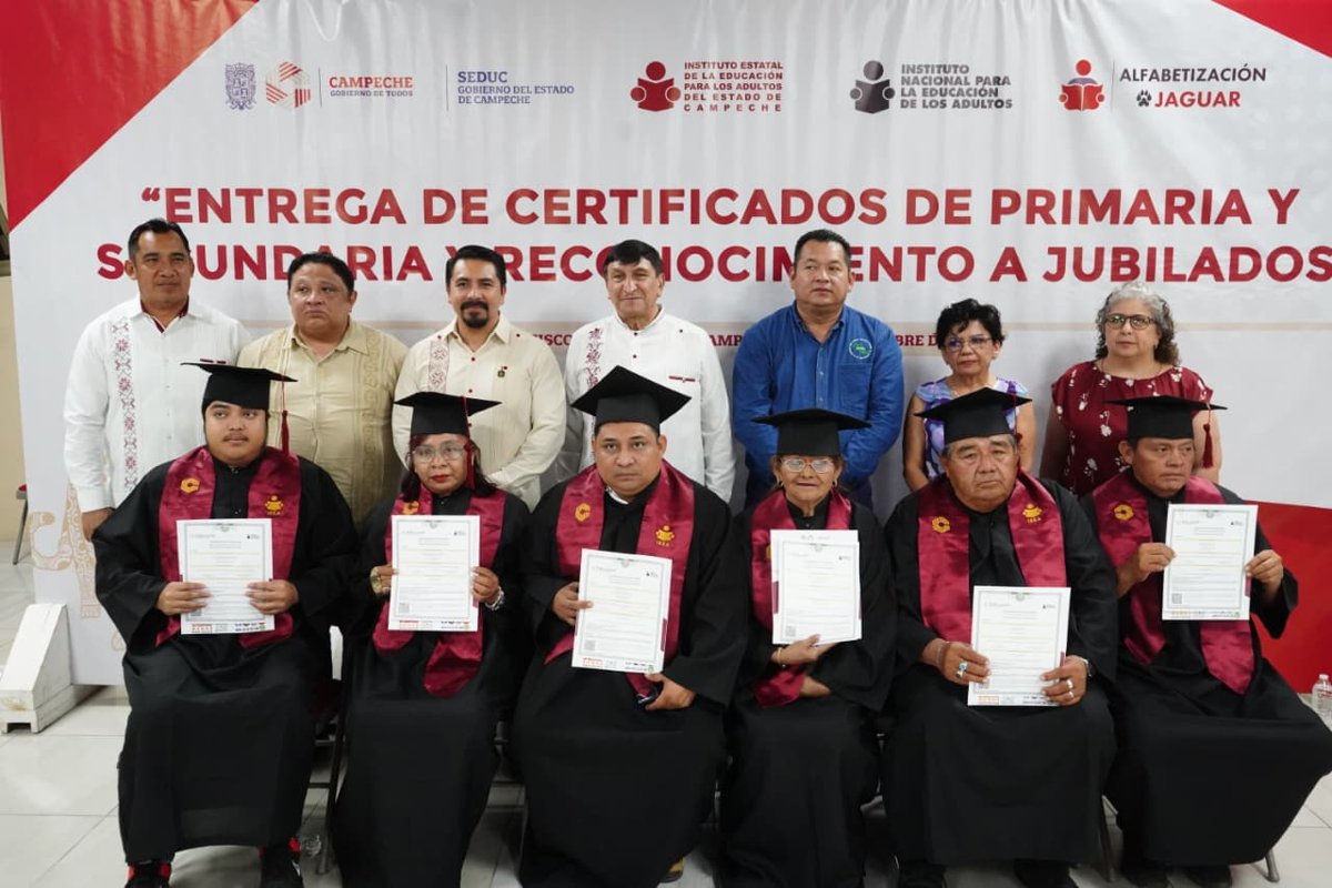 ENTREGAN CONSTANCIAS DE ALFABETIZACIÓN Y CERTIFICADOS DE EDUCACIÓN BÁSICA