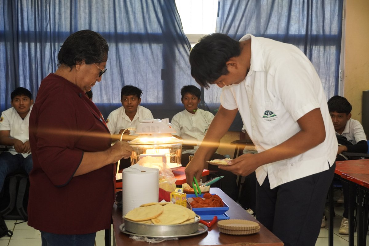 ICAT ACCIÓN MÓVIL HECELCHAKÁN ACERCA CLASES MUESTRA AL TELEBACHILLERATO DE CHUNKANÁN