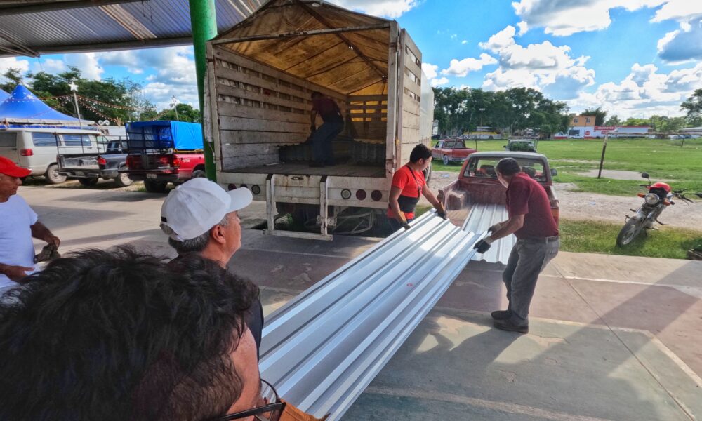 ENTREGAN LÁMINAS A JEFAS DE FAMILIA EN EL MUNICIPIO DE CALAKMUL