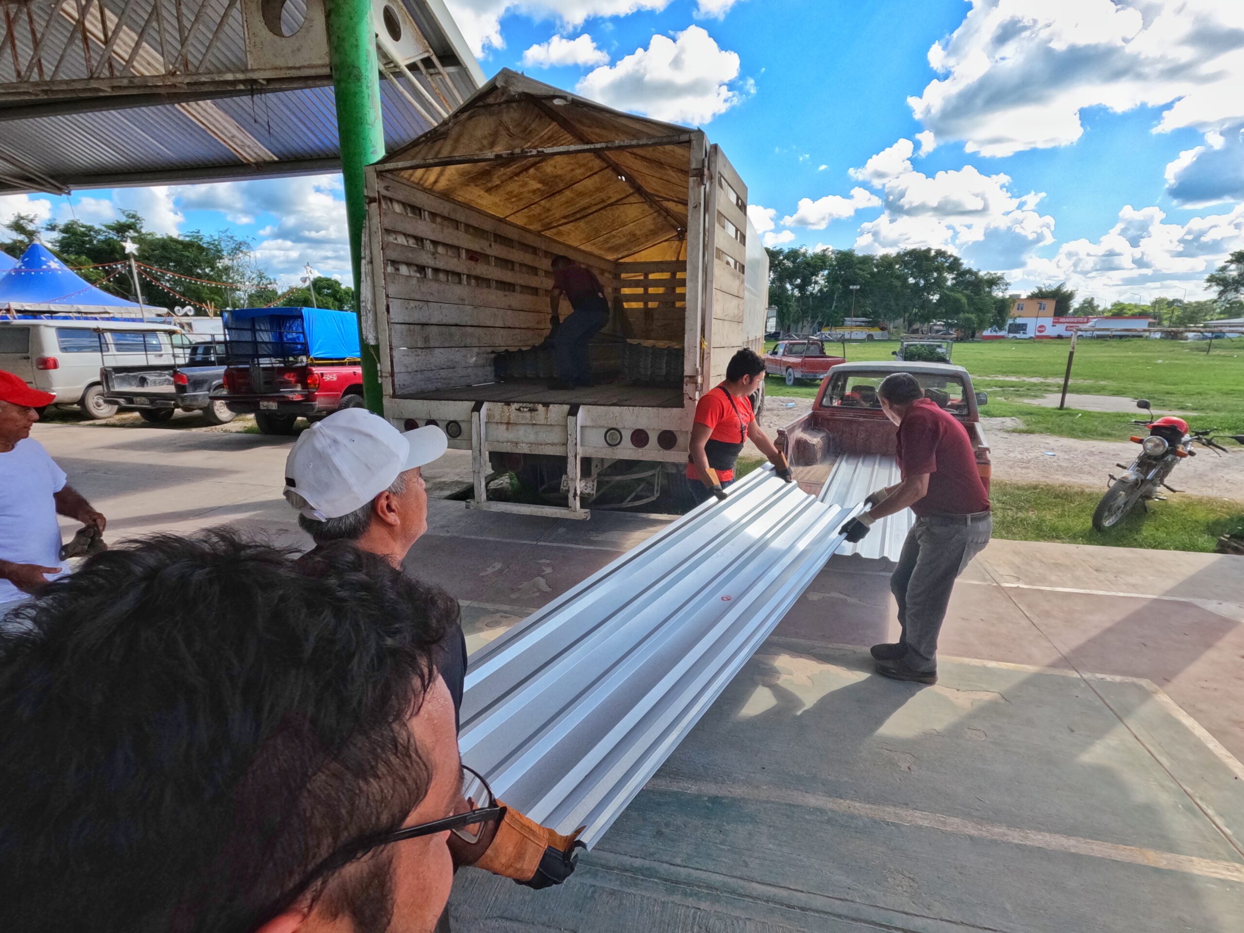 ENTREGAN LÁMINAS A JEFAS DE FAMILIA EN EL MUNICIPIO DE CALAKMUL