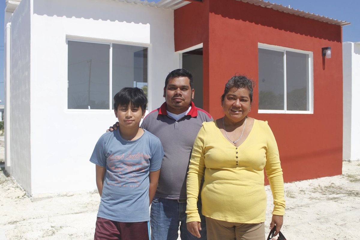 ENTREGAN VIVIENDAS A FAMILIAS EN EL MUNICIPIO DE ESCÁRCEGA