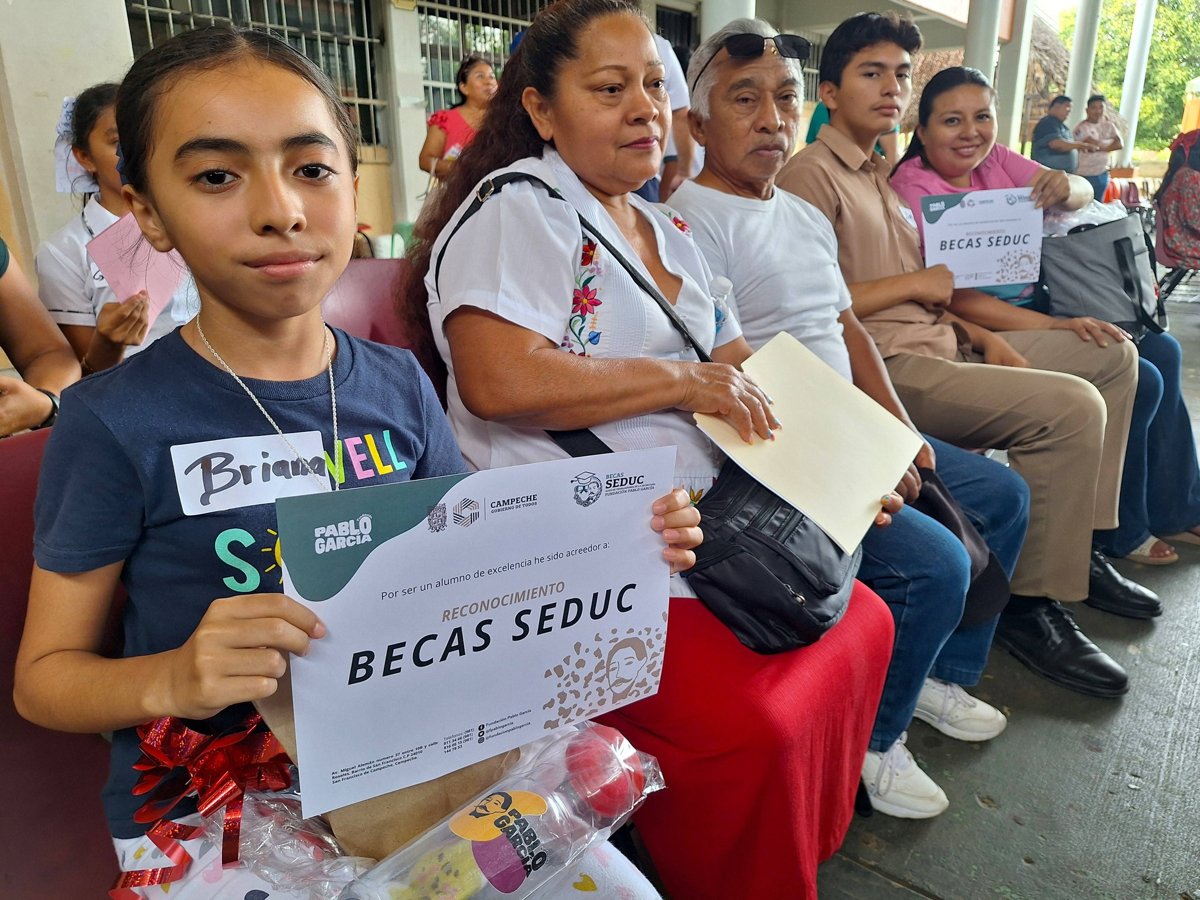 MÁS DE 150 ESTUDIANTES DE HECELCHAKÁN RECIBEN BECAS SEDUC A TRAVÉS DE LA FUNDACIÓN PABLO GARCÍA