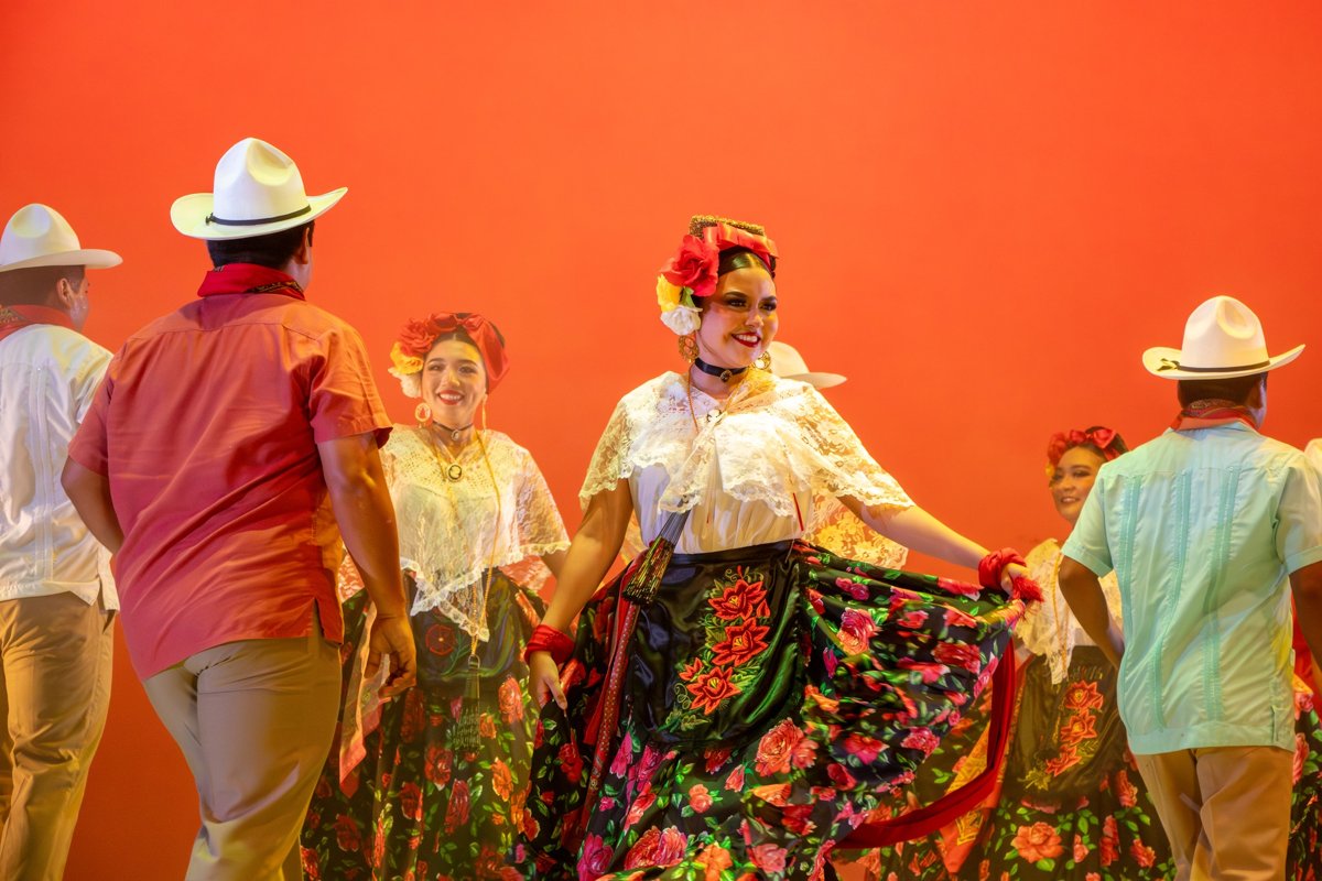 EL BALLET FOLCLÓRICO "LUISA MARÍA SOSA ILLESCAS" LLEVA AL ESCENARIO "RIELES DE MÉXICO"