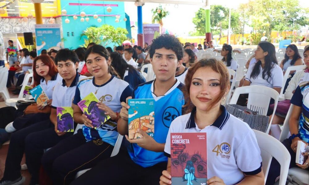 ICAECAM ENTREGA LIBROS DE LA COLECCIÓN “25 PARA EL 25” A 220 CARMELITAS DURANTE LA RUTA DE LA TRANSFORMACIÓN EN CIUDAD DEL CARMEN