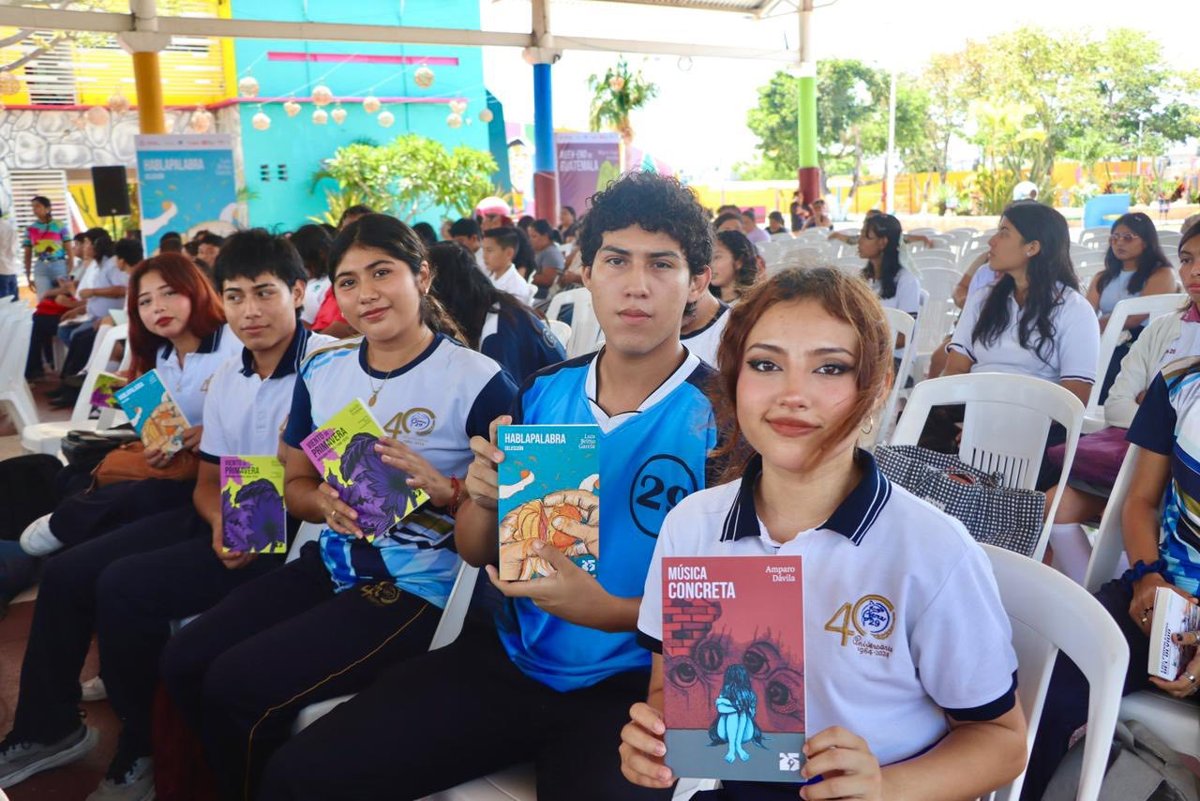 ICAECAM ENTREGA LIBROS DE LA COLECCIÓN “25 PARA EL 25” A 220 CARMELITAS DURANTE LA RUTA DE LA TRANSFORMACIÓN EN CIUDAD DEL CARMEN