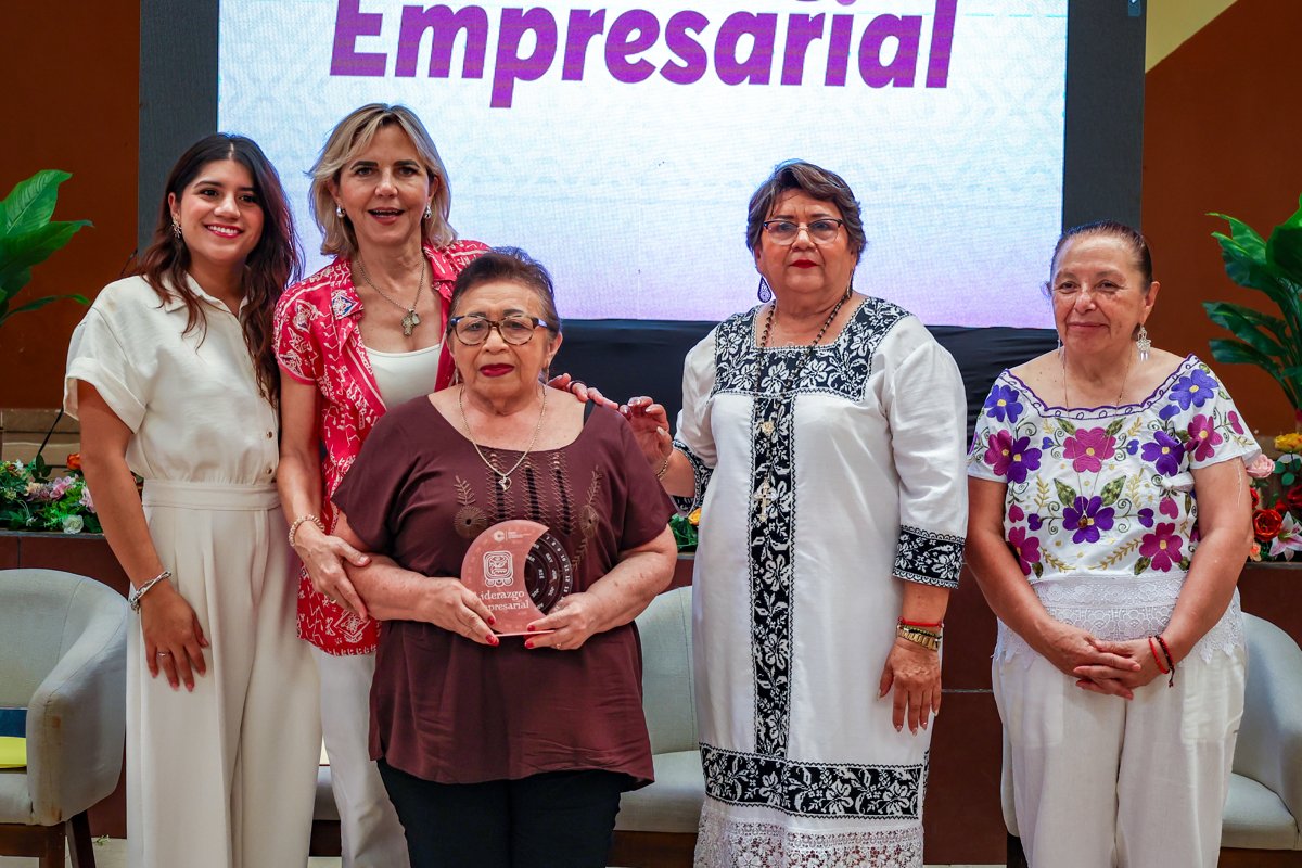 EL IMEC Y EL AYUNTAMIENTO DE SEYBAPLAYA ENTREGAN EL PREMIO IXCHEL AL LIDERAZGO FEMENINO EN LA COMUNIDAD