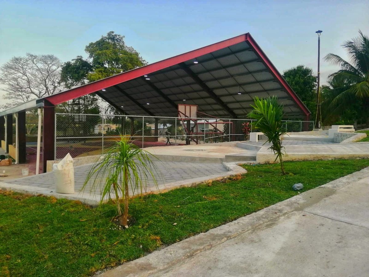 CONSTRUCCIÓN DE LA CANCHA TECHADA Y ÁREA RECREATIVA EN DIVISIÓN DEL NORTE, ESCÁRCEGA