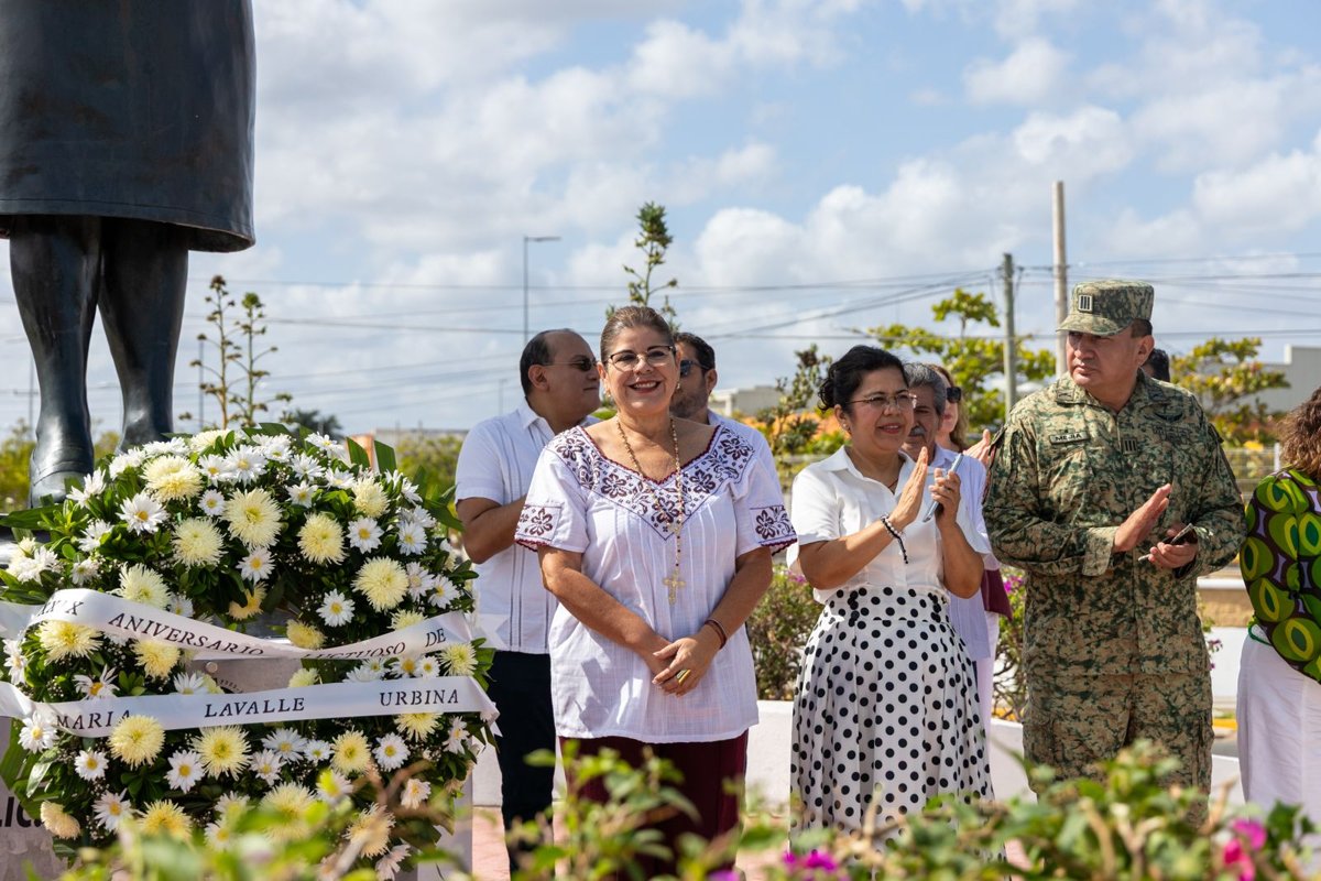 RINDEN HOMENAJE A MARÍA LAVALLE URBINA EN SU XXIX ANIVERSARIO LUCTUOSO