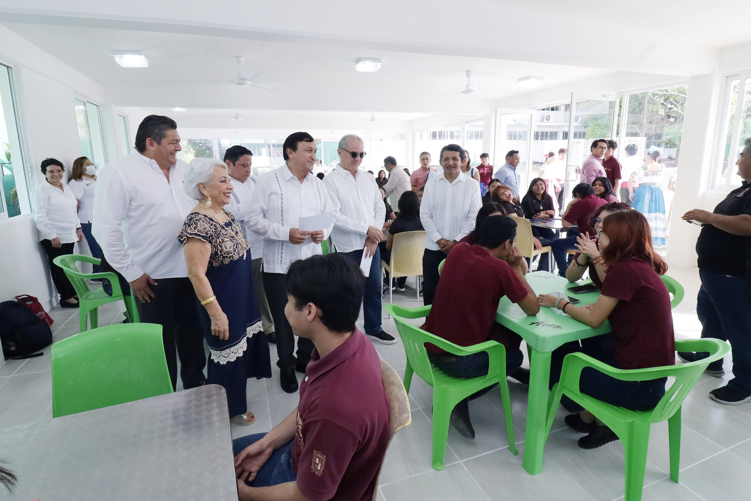 LAYDA CUMPLE SU PALABRA A LAS Y LOS ALUMNOS DEL CECyTEC