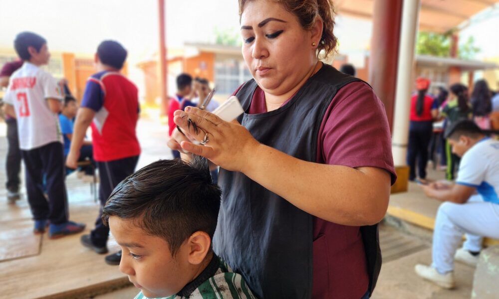 ICAT PLANTEL CALKINÍ BRINDA SERVICIO DE CORTE DE CABELLO A ESTUDIANTES DE LA ESCUELA PRIMARIA "CAMPECHE"