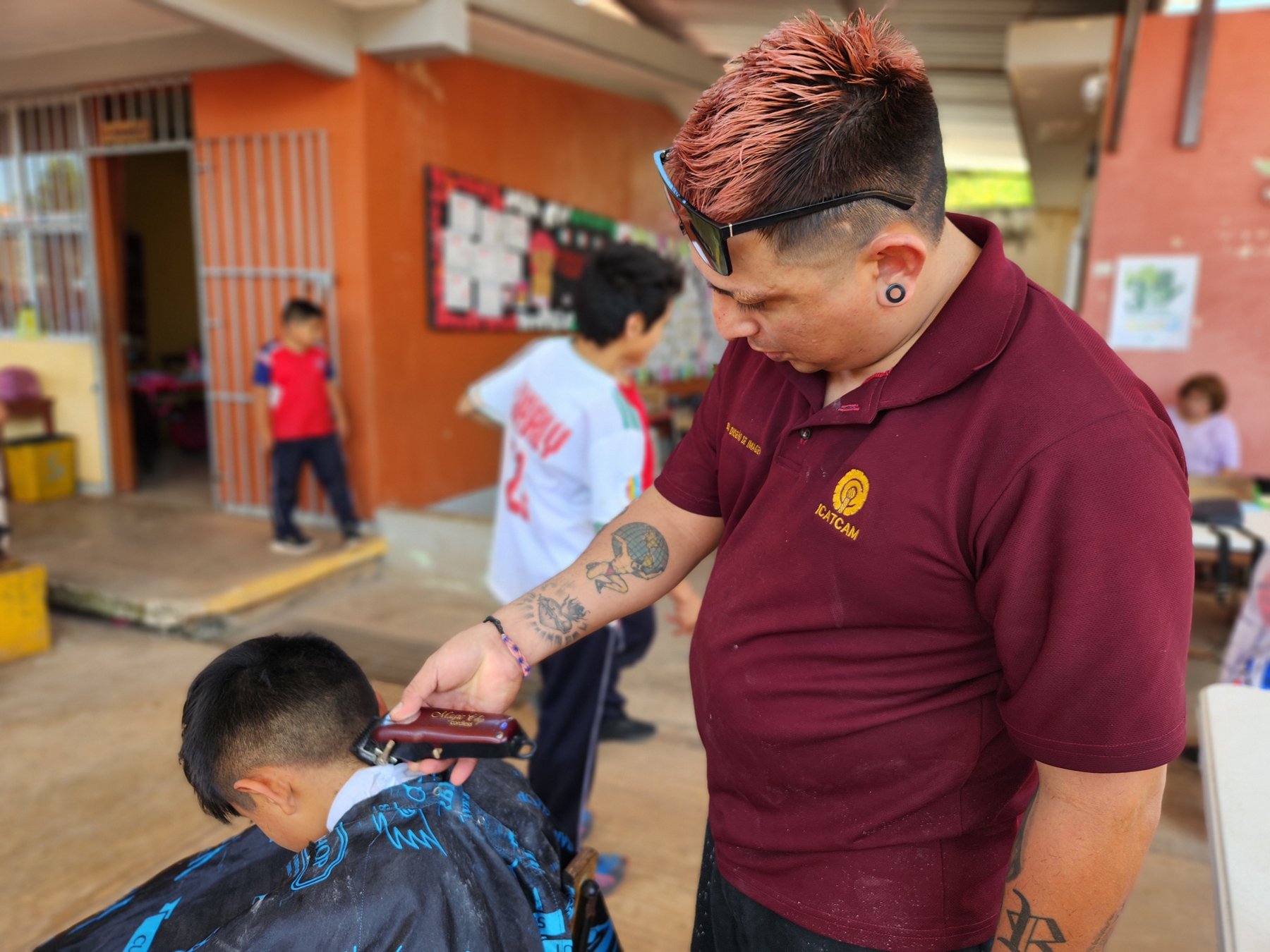 ICAT PLANTEL CALKINÍ BRINDA SERVICIO DE CORTE DE CABELLO A ESTUDIANTES DE LA ESCUELA PRIMARIA "CAMPECHE"