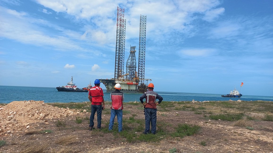 PUERTO DE ALTURA Y CABOTAJE DE SEYBAPLAYA RECIBE A DOS PLATAFORMAS AUTOELEVABLES EN EL MUELLE 8