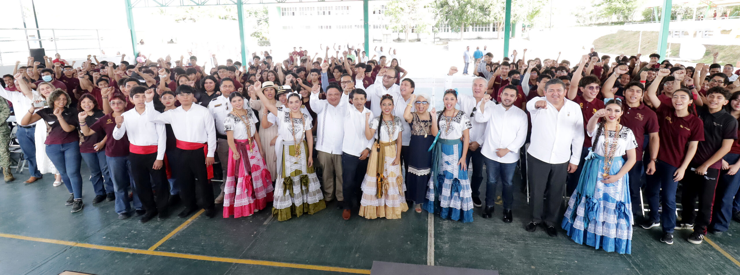 LAYDA CUMPLE SU PALABRA A LAS Y LOS ALUMNOS DEL CECyTEC