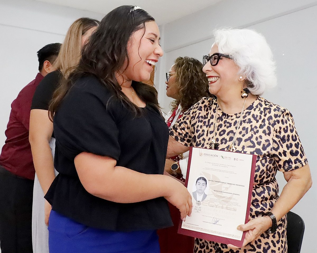 JÓVENES EGRESADOS DEL CECyTEC PLANTEL POMUCH RECIBEN TÍTULOS COMO TÉCNICOS PROFESIONISTAS