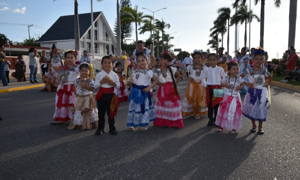MÁS DE CUATRO MIL PERSONAS DESFILAN CON ORGULLO PARA CELEBRAR A CAMPECHE
