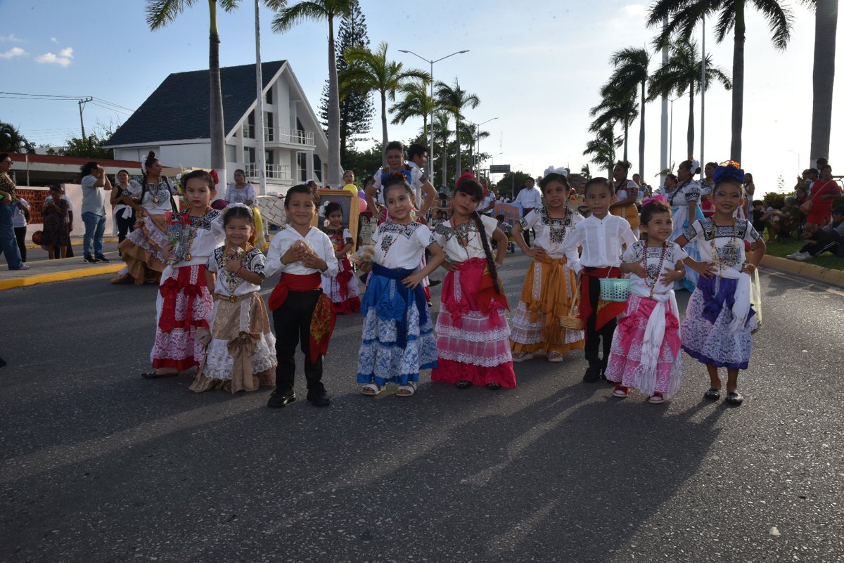 MÁS DE CUATRO MIL PERSONAS DESFILAN CON ORGULLO PARA CELEBRAR A CAMPECHE