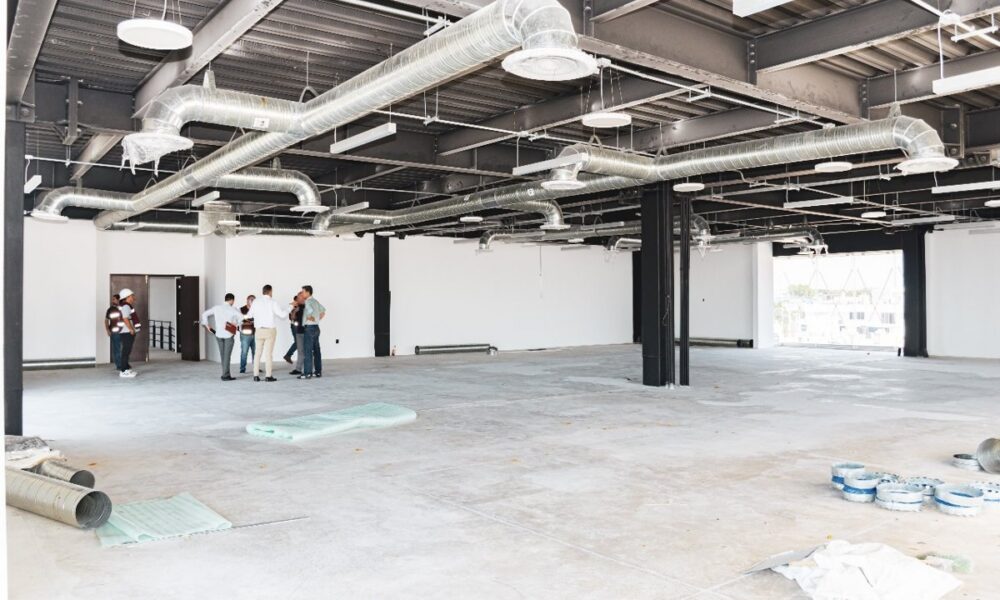 AUTORIDADES RECORREN INSTALACIONES DEL BAZAR ARTESANAL