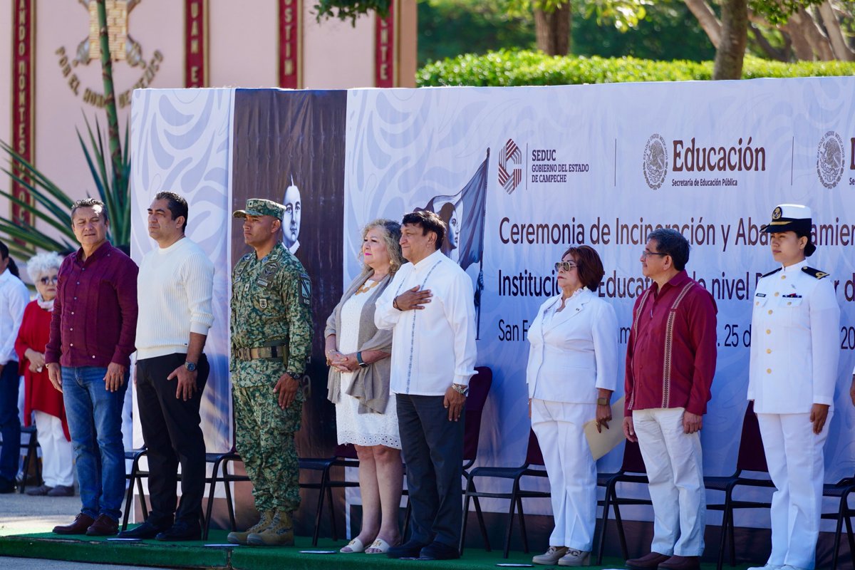 SE LLEVÓ A CABO SOLEMNE CEREMONIA CÍVICA DE INCINERACIÓN DE LÁBAROS PATRIOS Y ABANDERAMIENTO DE ESCOLTAS
