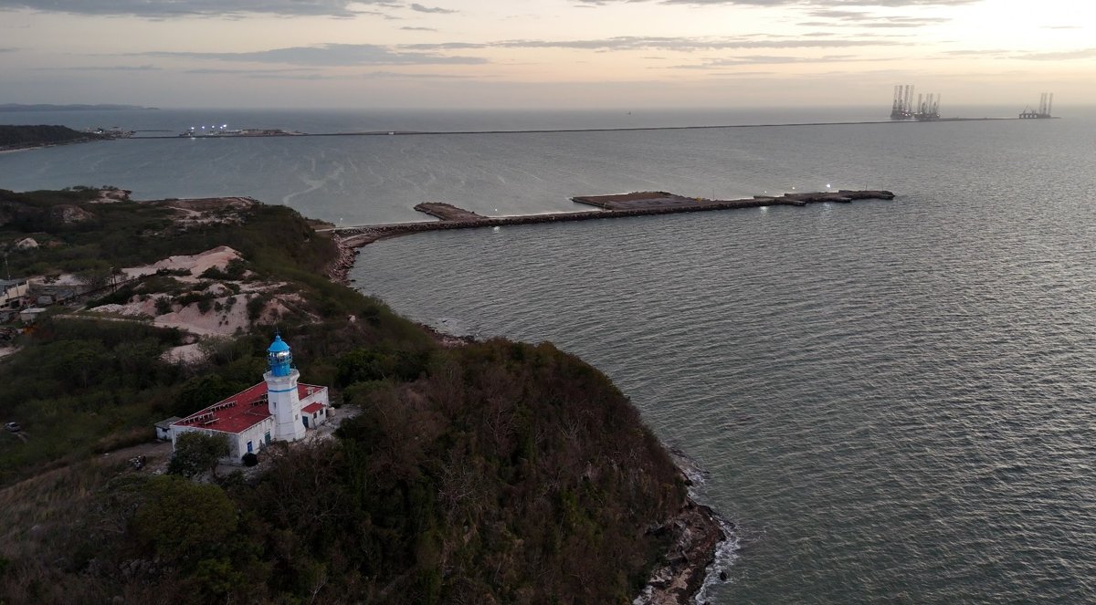 CON INVERSIÓN DE MÁS DE UN MDP., APICAM MODERNIZA ILUMINACIÓN Y CASA DEL FARO DEL MORRO EN SEYBAPLAYA