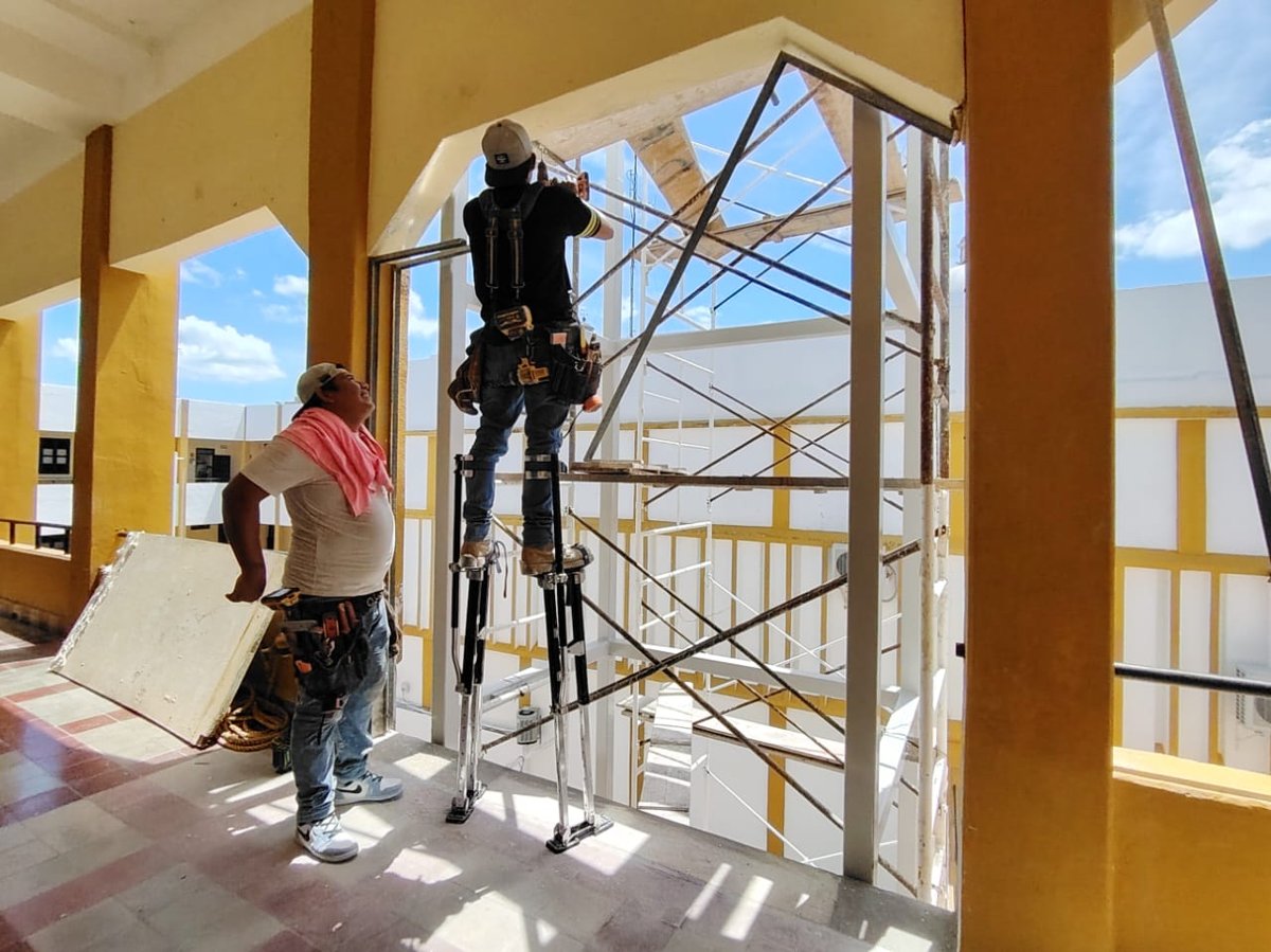 CONTINUA CON LOS TRABAJOS DE ADECUACIÓN DEL ESPACIO PARA LA COLOCACIÓN DEL ELEVADOR