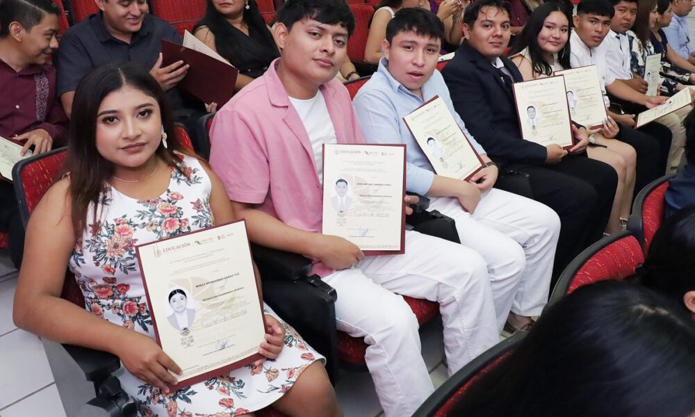 JÓVENES EGRESADOS DEL CECyTEC PLANTEL POMUCH RECIBEN TÍTULOS COMO TÉCNICOS PROFESIONISTAS