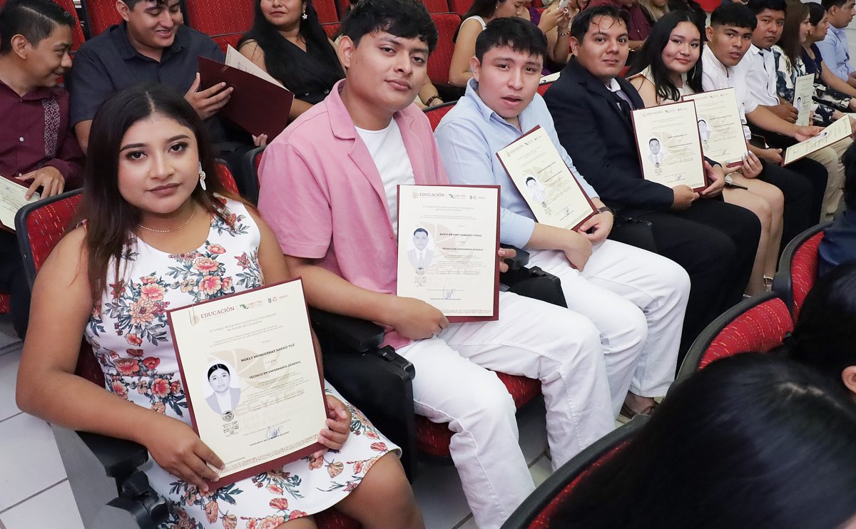 JÓVENES EGRESADOS DEL CECyTEC PLANTEL POMUCH RECIBEN TÍTULOS COMO TÉCNICOS PROFESIONISTAS