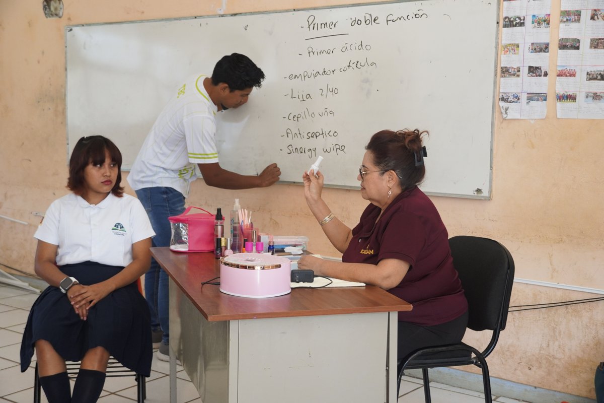 ICAT ACCIÓN MÓVIL HECELCHAKÁN ACERCA CLASES MUESTRA AL TELEBACHILLERATO DE CHUNKANÁN