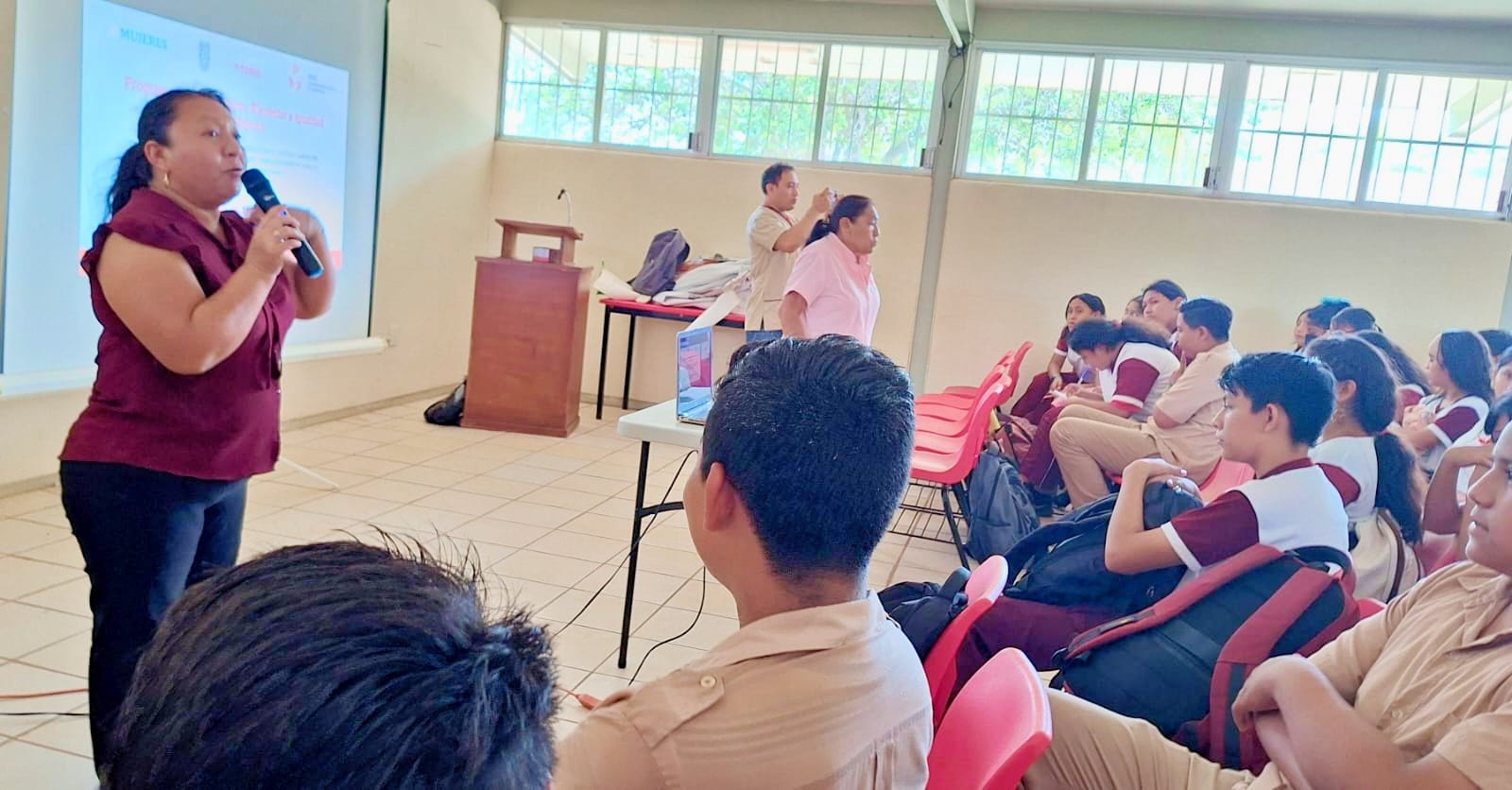 IMEC IMPARTE EL TALLER “TIPOS Y MODALIDADES DE LA VIOLENCIA” A ESTUDIANTES DE LA JUNTA DE POMUCH