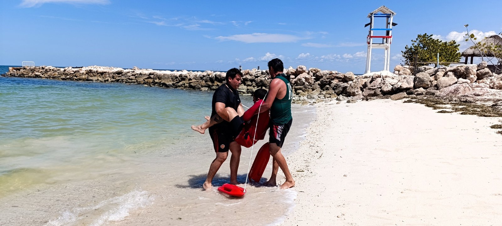 APICAM CAPACITA A PERSONAL DE PLAYA BONITA CON CURSO DE GUARDAVIDAS PROFESIONAL