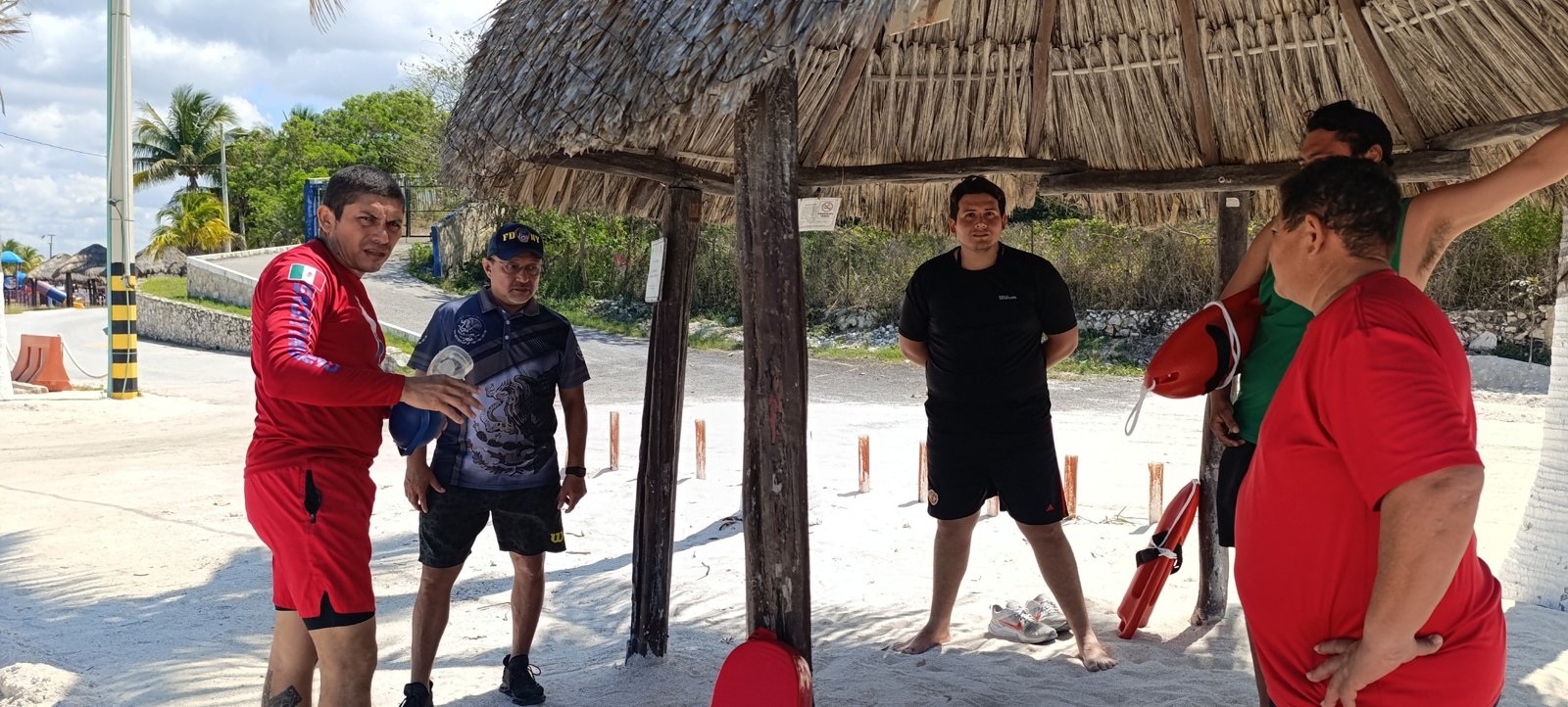 APICAM CAPACITA A PERSONAL DE PLAYA BONITA CON CURSO DE GUARDAVIDAS PROFESIONAL