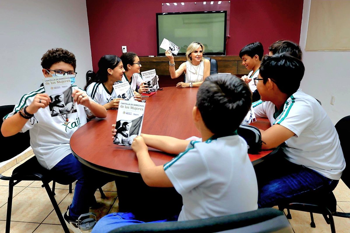 IMEC DA A CONOCER LAS ACCIONES QUE REALIZA LA INSTITUCIÓN Y LA FUNCIÓN DE LA CARTILLA DE DERECHOS DE LAS MUJERES A ESTUDIANTES DEL COLEGIO XAIL