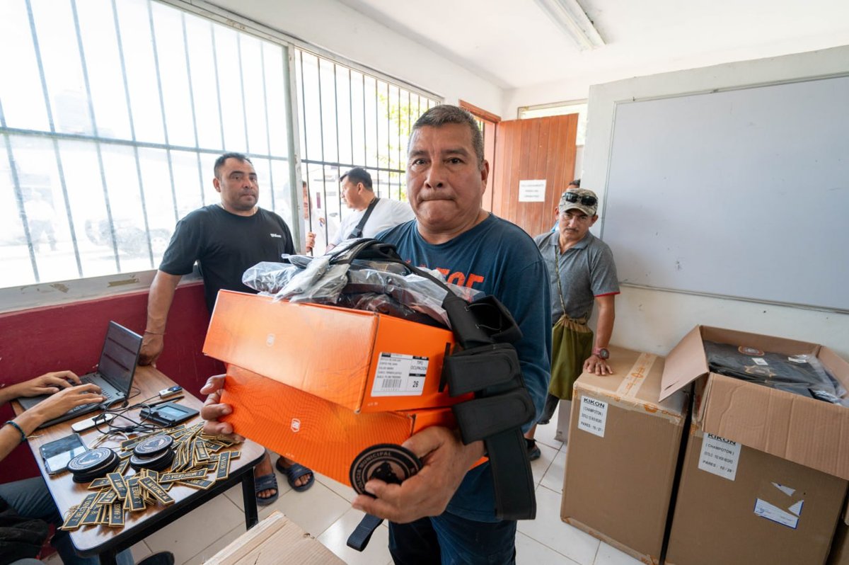 SPSC ENTREGA UNIFORMES A 66 ELEMENTOS DE LA POLICÍA MUNICIPAL DE CHAMPOTÓN