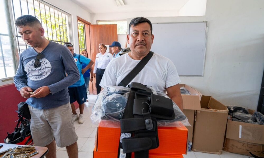 SPSC ENTREGA UNIFORMES A 66 ELEMENTOS DE LA POLICÍA MUNICIPAL DE CHAMPOTÓN