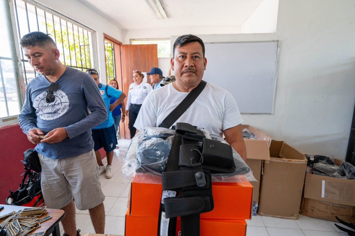 SPSC ENTREGA UNIFORMES A 66 ELEMENTOS DE LA POLICÍA MUNICIPAL DE CHAMPOTÓN