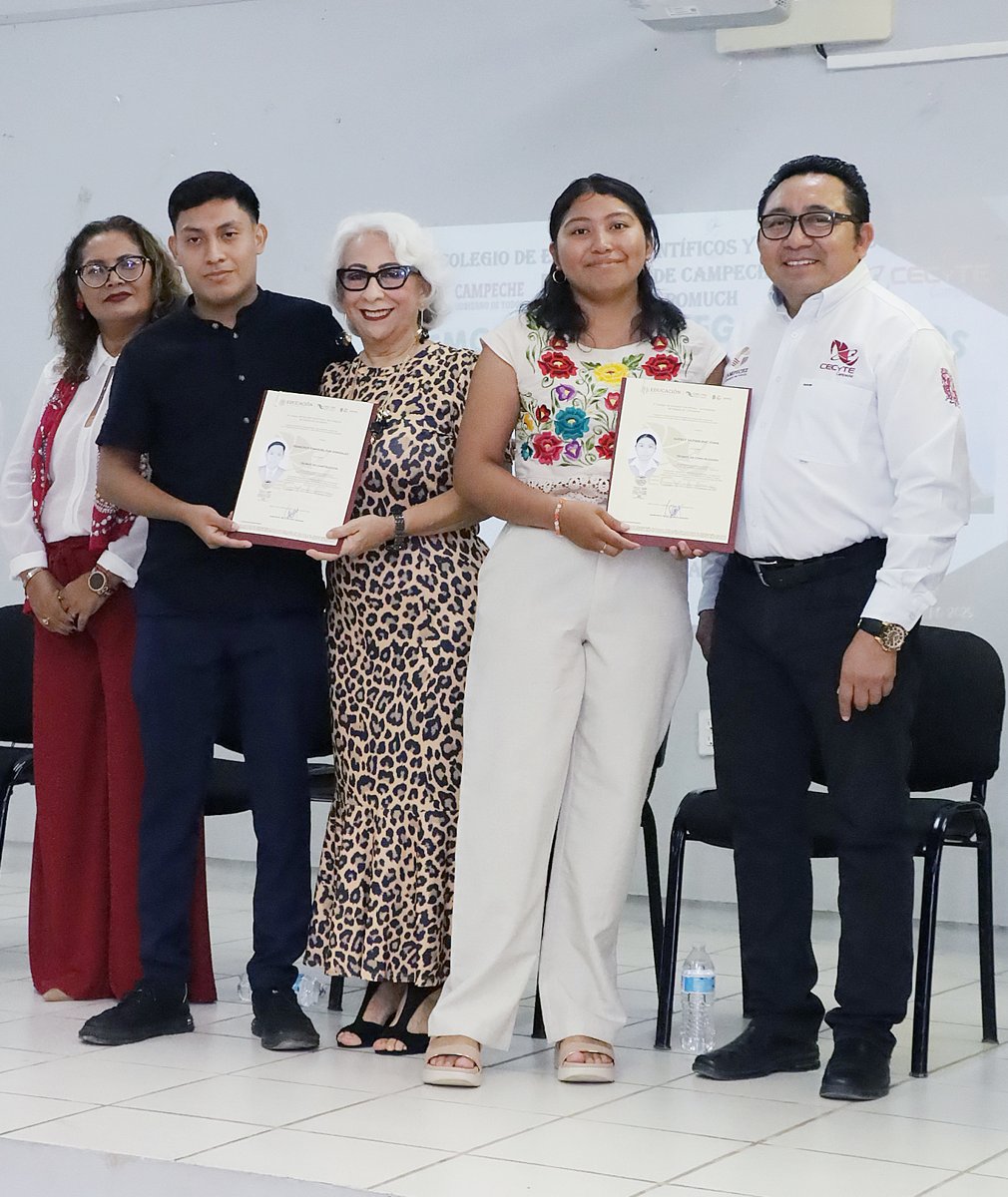 JÓVENES EGRESADOS DEL CECyTEC PLANTEL POMUCH RECIBEN TÍTULOS COMO TÉCNICOS PROFESIONISTAS
