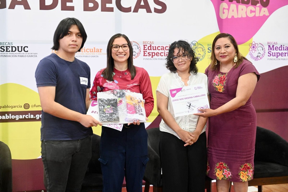 ENTREGA DE BECAS A JOVENES DE MEDIA SUPERIOR Y LICENCIATURA EN CAMPECHE