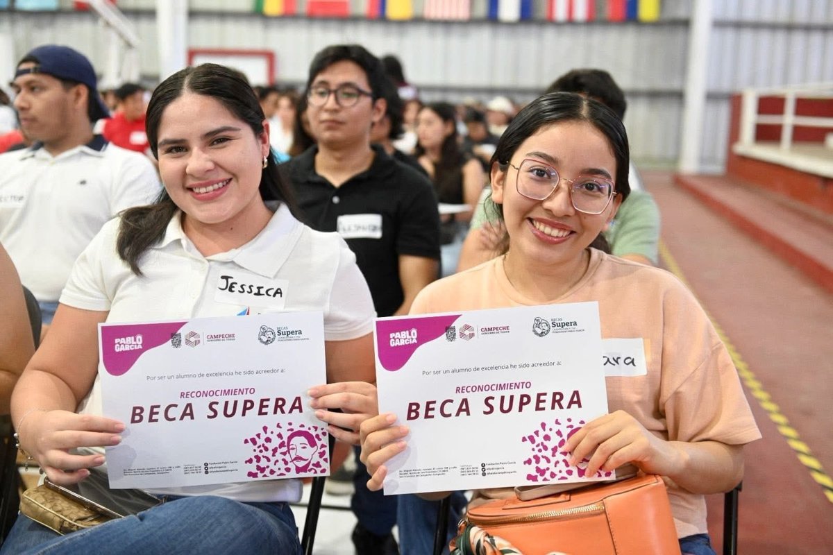 ENTREGA DE BECAS A JOVENES DE MEDIA SUPERIOR Y LICENCIATURA EN CAMPECHE